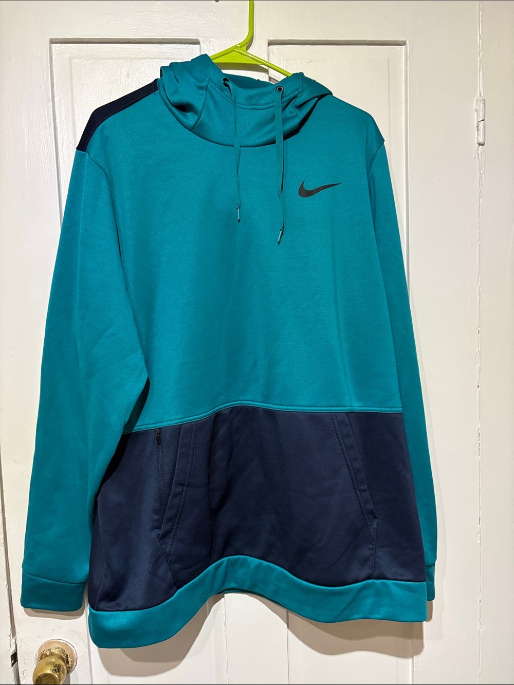 Nike Men’s Hoodie with pockets and adjustable strings
